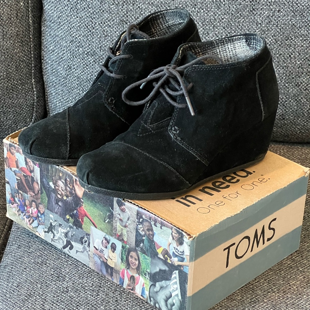 Toms Desert Wedge Black Suede Size 8.5